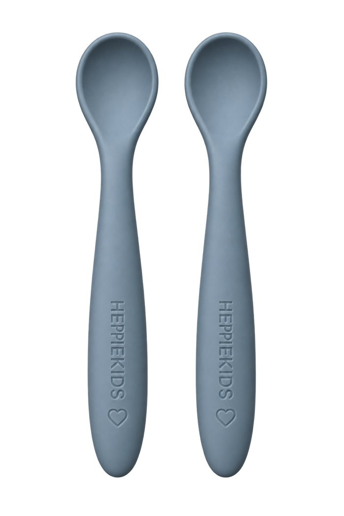 Twee blauwe siliconen babylepels van HeppieKids